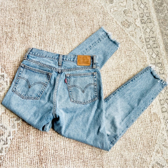 90’s LEVI’S HIGH WAISTED LIGHT WASH JEANS - Picture 1 of 5
